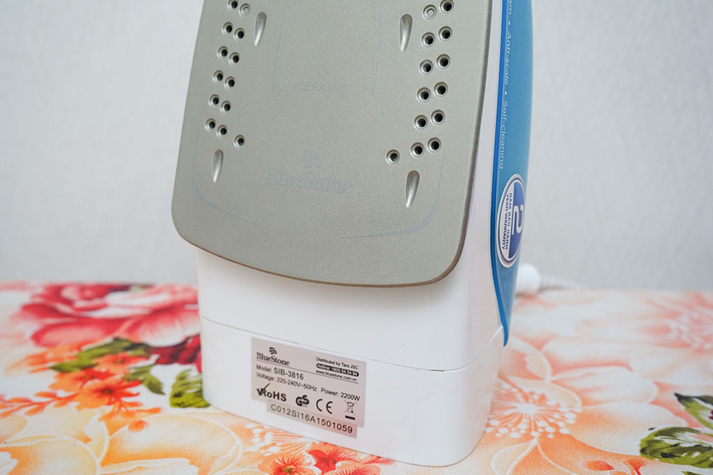 Bàn ủi hơi nước BlueStone SIB-3816 2200W Màu Trắng - Xanh