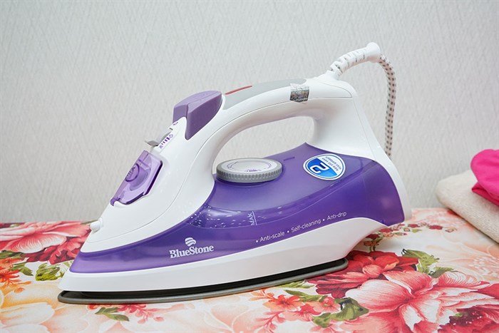 Bàn ủi hơi nước BlueStone SIB-3821 2200W Màu Trắng - Tím