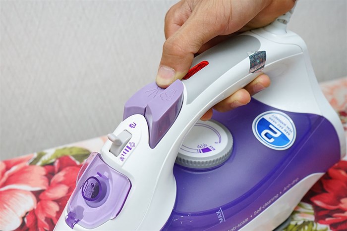 Bàn ủi hơi nước BlueStone SIB-3821 2200W Màu Trắng - Tím