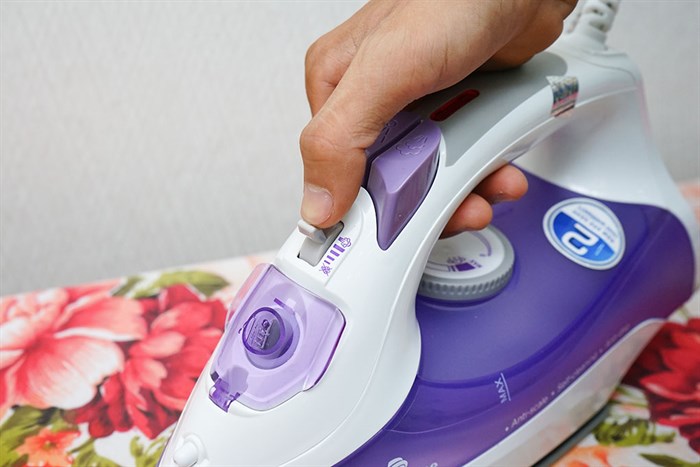 Bàn ủi hơi nước BlueStone SIB-3821 2200W Màu Trắng - Tím