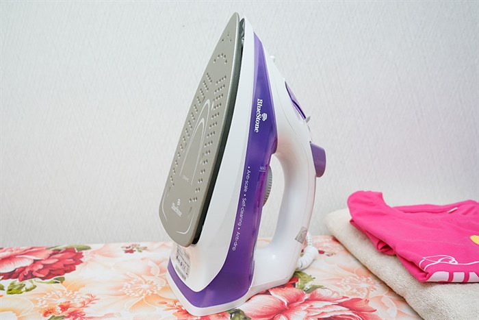 Bàn ủi hơi nước BlueStone SIB-3821 2200W Màu Trắng - Tím