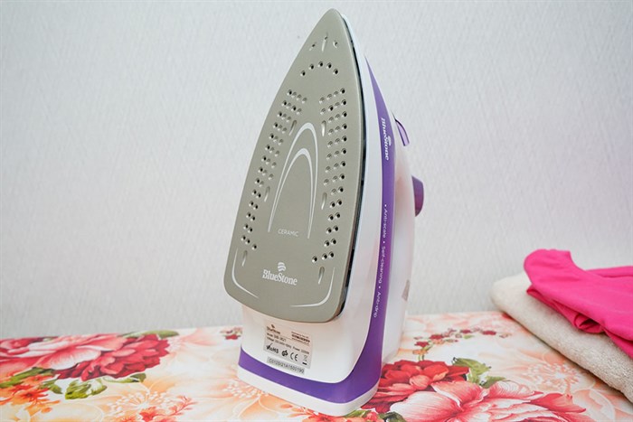 Bàn ủi hơi nước BlueStone SIB-3821 2200W Màu Trắng - Tím