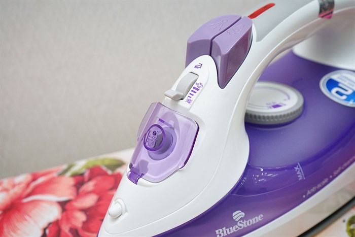 Bàn ủi hơi nước BlueStone SIB-3821 2200W Màu Trắng - Tím