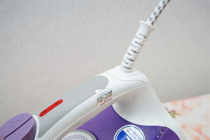 Bàn ủi hơi nước BlueStone SIB-3821 2200W Màu Trắng - Tím