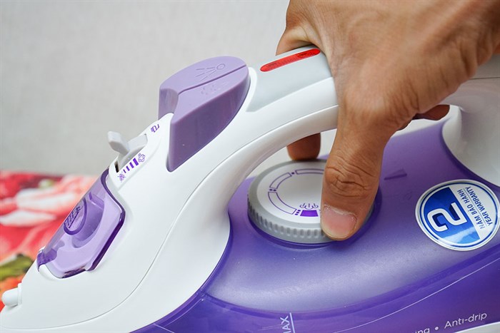 Bàn ủi hơi nước BlueStone SIB-3821 2200W Màu Trắng - Tím