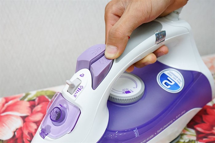 Bàn ủi hơi nước BlueStone SIB-3821 2200W Màu Trắng - Tím