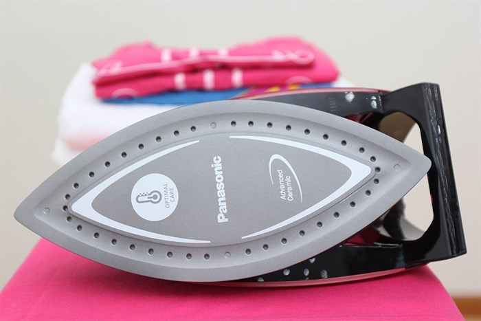 Bàn ủi hơi nước Panasonic NI-WT980RRA 2800W Màu Đen - Đỏ