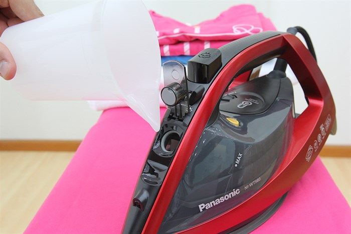 Bàn ủi hơi nước Panasonic NI-WT980RRA 2800W Màu Đen - Đỏ