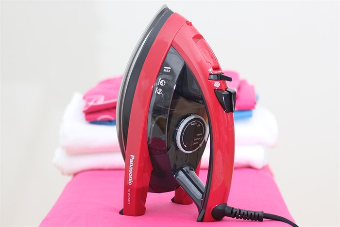 Bàn ủi hơi nước Panasonic NI-W410TSRRA 2200W Màu Đen - Đỏ