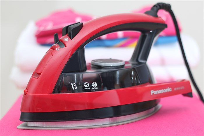 Bàn ủi hơi nước Panasonic NI-W410TSRRA 2200W Màu Đen - Đỏ