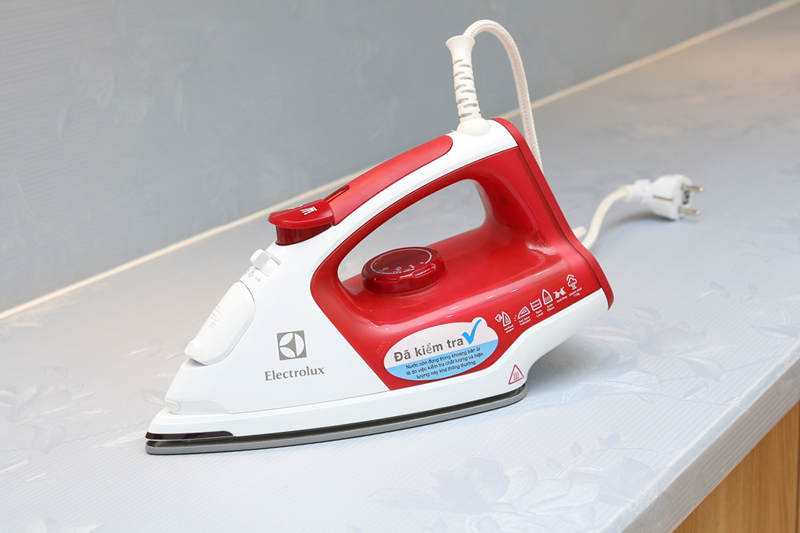 Tiện dụng - Bàn ủi hơi nước Electrolux ESI5123