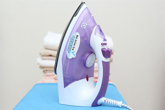 Bàn là hơi nước Electrolux ESI4015 Màu Trắng - Tím