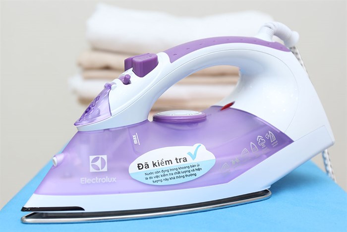 Bàn là hơi nước Electrolux ESI4015 Màu Trắng - Tím