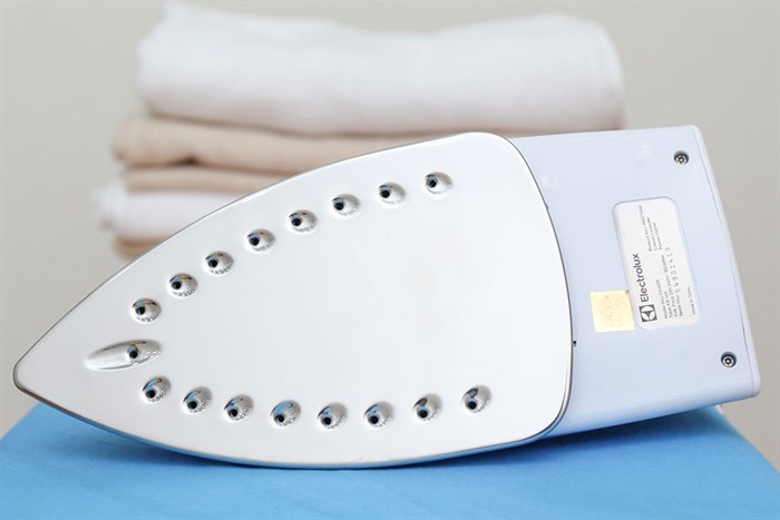 Bàn là hơi nước Electrolux ESI4015 Màu Trắng - Tím