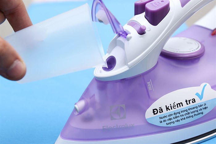 Bàn là hơi nước Electrolux ESI4015 Màu Trắng - Tím