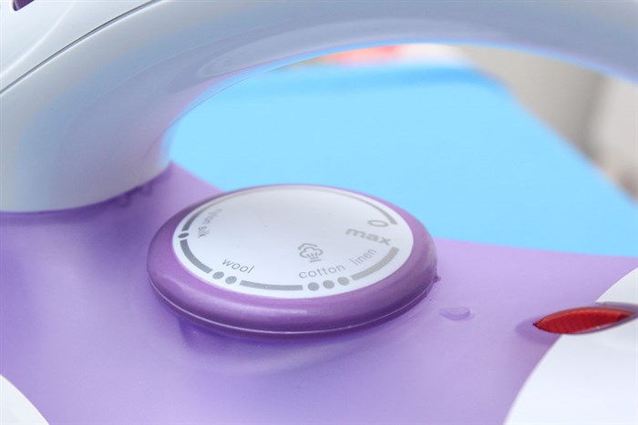 Bàn là hơi nước Electrolux ESI4015 Màu Trắng - Tím