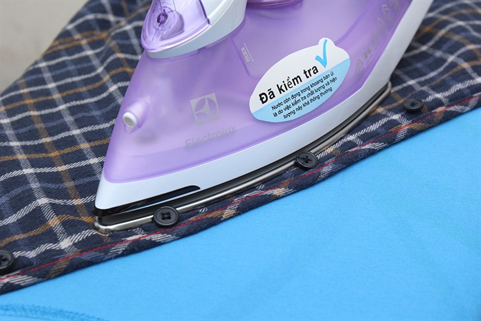 Bàn là hơi nước Electrolux ESI4015 Màu Trắng - Tím