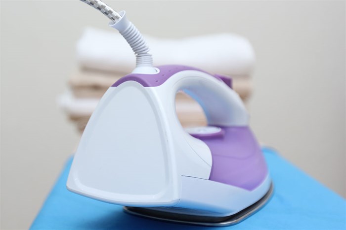 Bàn là hơi nước Electrolux ESI4015 Màu Trắng - Tím