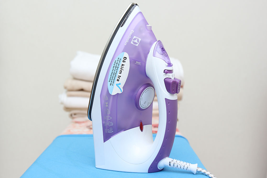 Bàn ủi hơi nước Electrolux ESI4015 Màu Trắng - Tím