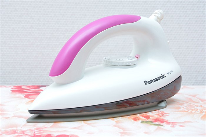 Bàn ủi khô Panasonic NI-317TVTRA 1000W Màu Trắng - Hồng