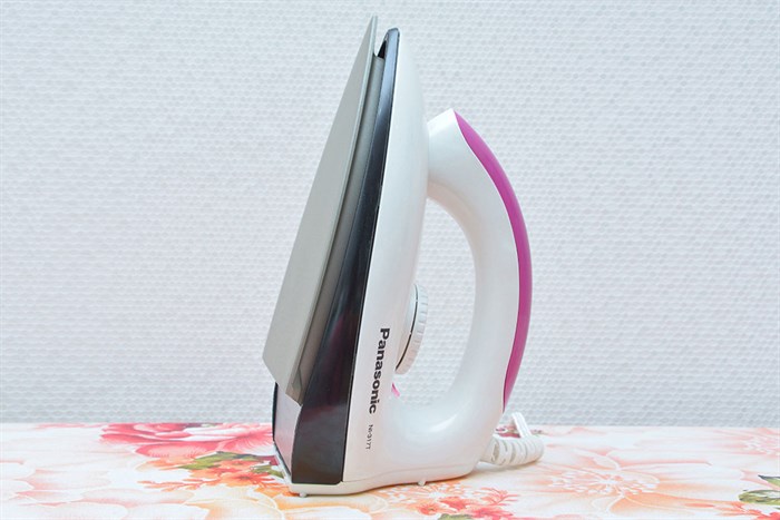 Bàn ủi khô Panasonic NI-317TVTRA 1000W Màu Trắng - Hồng