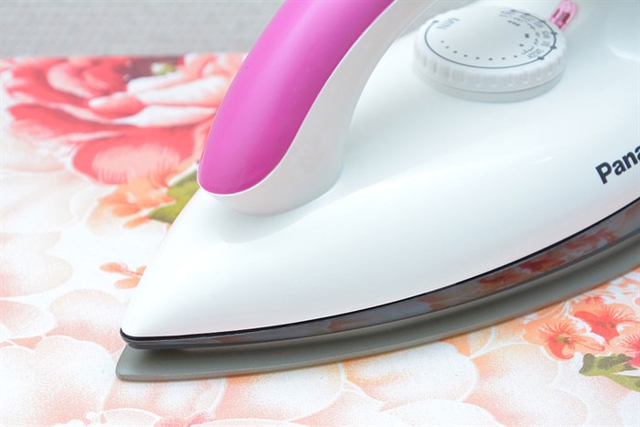 Bàn ủi khô Panasonic NI-317TVTRA 1000W Màu Trắng - Hồng