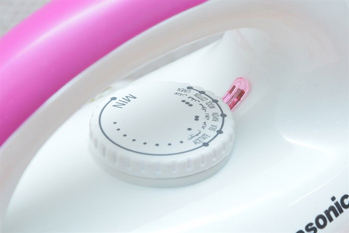 Bàn ủi khô Panasonic NI-317TVTRA 1000W Màu Trắng - Hồng