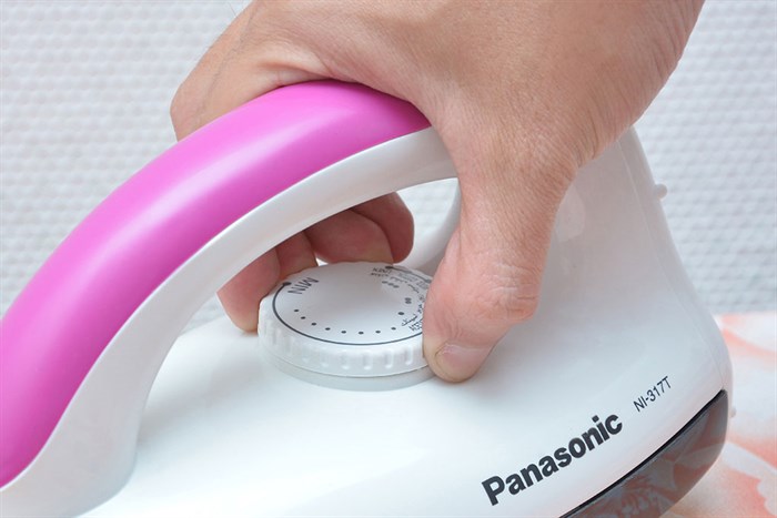 Bàn ủi khô Panasonic NI-317TVTRA 1000W Màu Trắng - Hồng