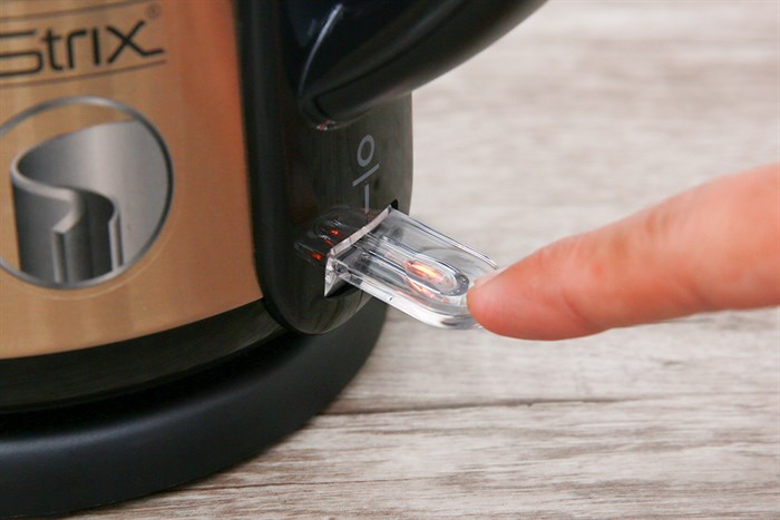 Ấm đun siêu tốc BlueStone 1.8 lít KTB-3369 Màu Vàng đồng