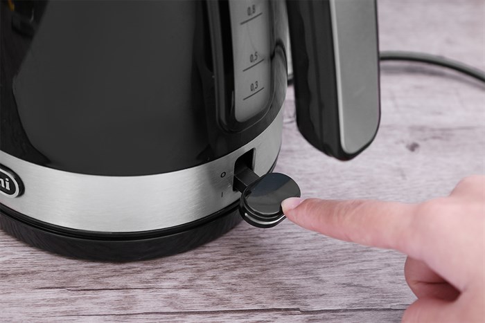 Bình đun siêu tốc Delonghi 1 lít KBLA2000.BK Màu Đen