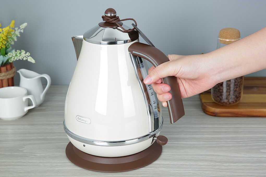 Bình đun siêu tốc Delonghi 1.7 lít KBOV2001.BG Màu Màu be