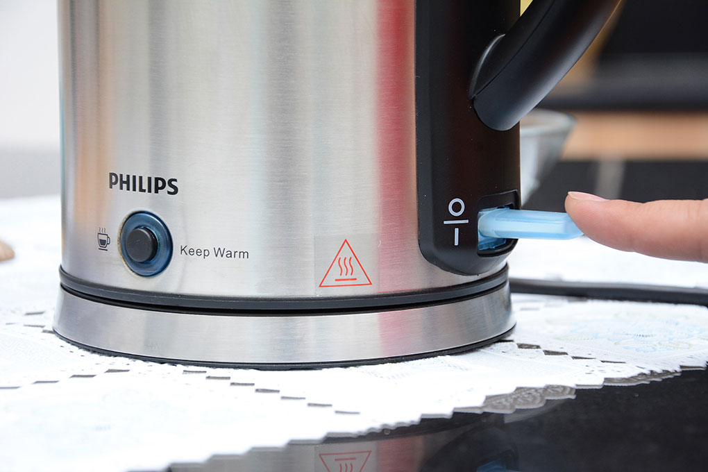 Mua bình đun siêu tốc giữ nhiệt Philips 1.7 lít HD9316