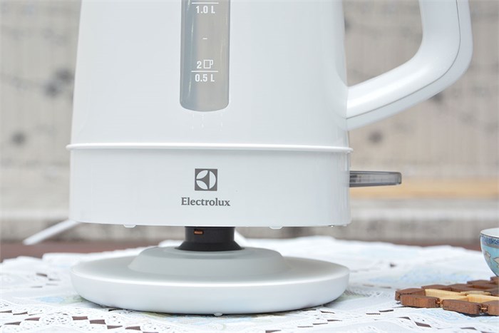 Bình siêu tốc Electrolux 1.5 lít EEK1303W Màu Trắng