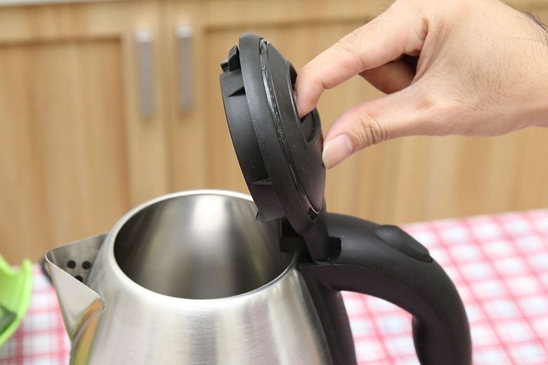 Nắp ấm được thiết kế dễ dàng đóng mở và an toàn khi sử dụng Nắp ấm được thiết kế dễ dàng đóng mở và an toàn khi sử dụng