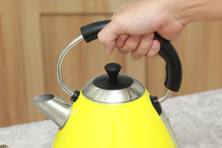 Bình đun siêu tốc Kangaroo KG641 - Tay cầm và núm nắp cách nhiệt an toàn Bình đun siêu tốc Kangaroo KG641 - Tay cầm và núm nắp cách nhiệt an toàn