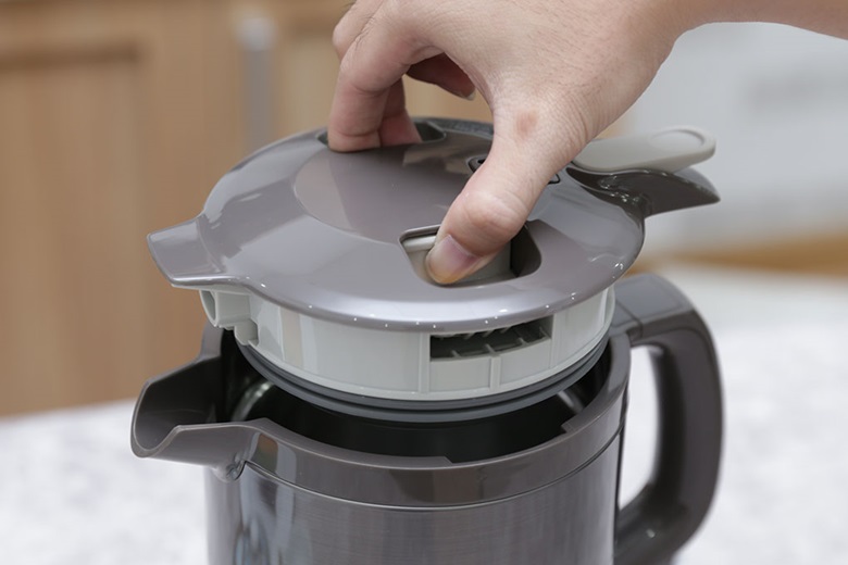 Bình đun siêu tốc Zojirushi ZOBT-CK-EAQ10 – Nhấn vào nút và mở nắp bình nhanh chóng Bình đun siêu tốc Zojirushi ZOBT-CK-EAQ10 – Nhấn vào nút và mở nắp bình nhanh chóng