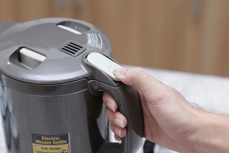 Bình đun siêu tốc Zojirushi ZOBT-CK-EAQ10 – Nút chạm rót giúp kiểm soát lượng nước rót ra dễ dàng Bình đun siêu tốc Zojirushi ZOBT-CK-EAQ10 – Nút chạm rót giúp kiểm soát lượng nước rót ra dễ dàng
