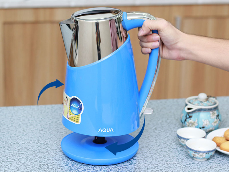 Đế tiếp điện xoay 360 độ, giúp bạn nhấc và đặt bình và đế dễ dàng, tiện lợi Đế tiếp điện xoay 360 độ, giúp bạn nhấc và đặt bình và đế dễ dàng, tiện lợi