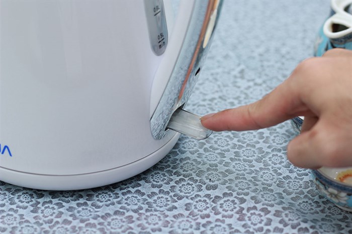 Bình đun siêu tốc Aqua 1.7 lít AJK-F615 (BL) Màu Trắng