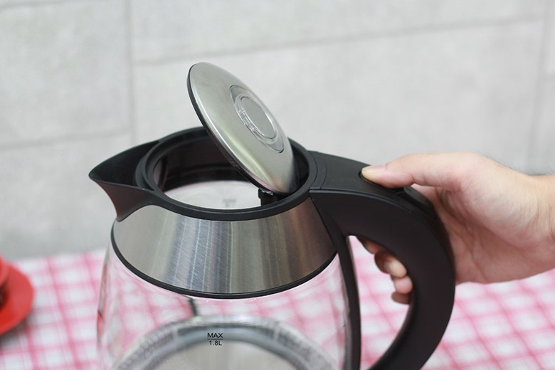 Nhấn nút mở nắp bình Nhấn nút mở nắp bình