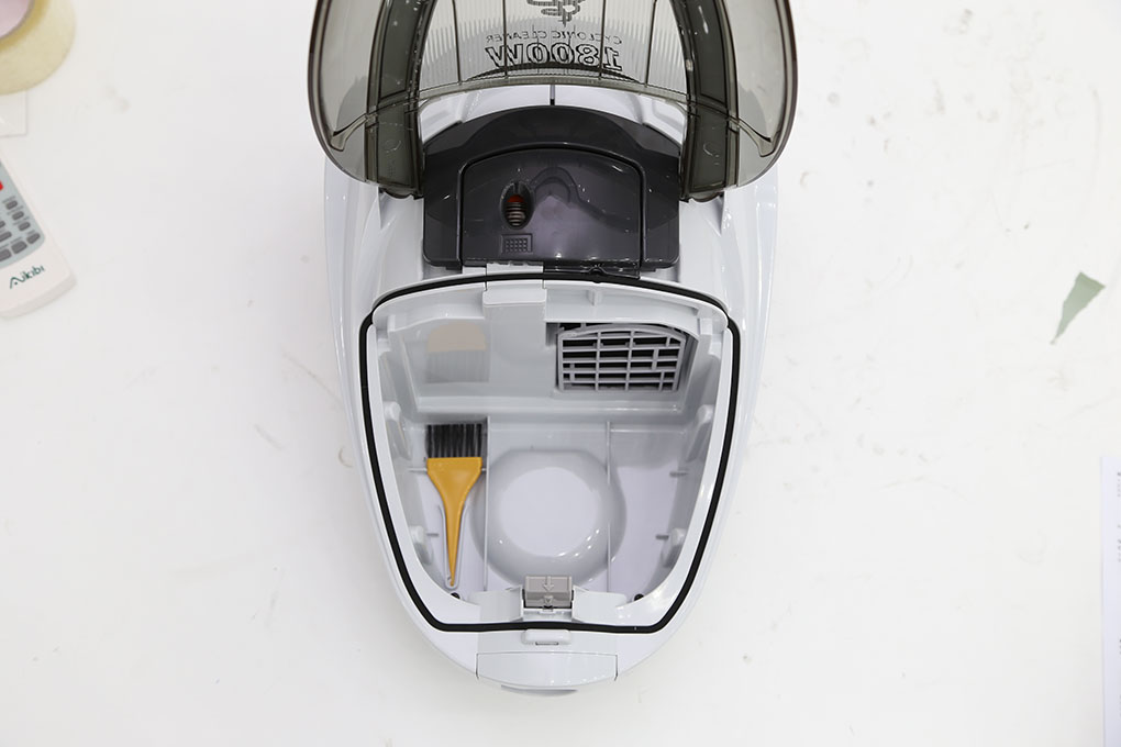 Máy hút bụi Hitachi SH18 1800 W hình 3 Máy hút bụi Hitachi SH18 1800 W hình 3