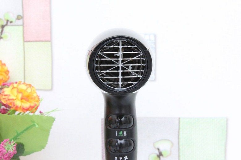 Công suất 1800W cho luồng gió mạnh mẽ, sấy khô nhanh chóng Công suất 1800W cho luồng gió mạnh mẽ, sấy khô nhanh chóng