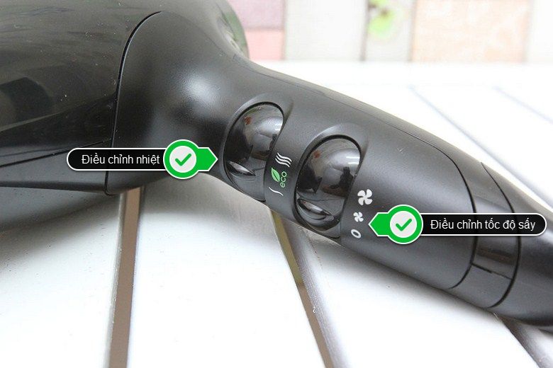 Nút điều chỉnh 2 tốc độ và 3 chế độ sấy tóc Nút điều chỉnh 2 tốc độ và 3 chế độ sấy tóc