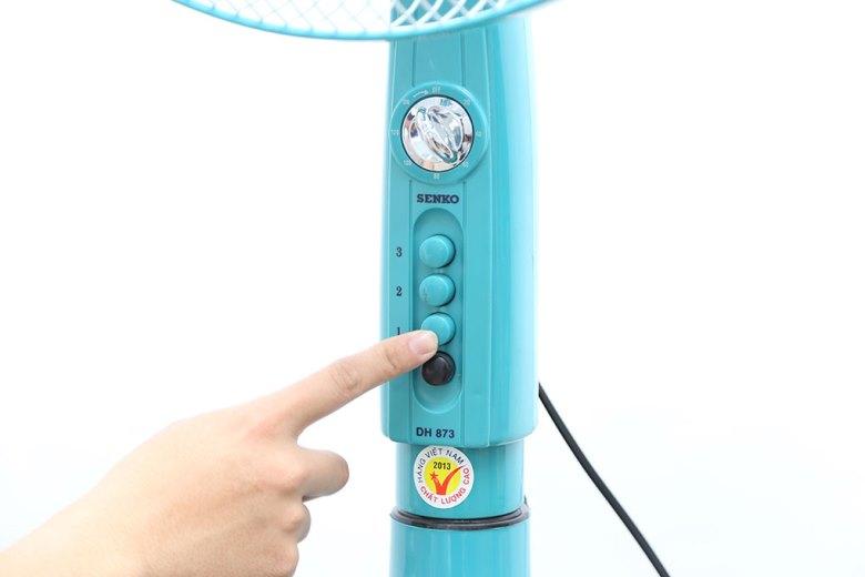 Nhấn nút màu đen để tắt quạt và các nút 1, 2, 3 để chọn tốc độ gió Nhấn nút màu đen để tắt quạt và các nút 1, 2, 3 để chọn tốc độ gió