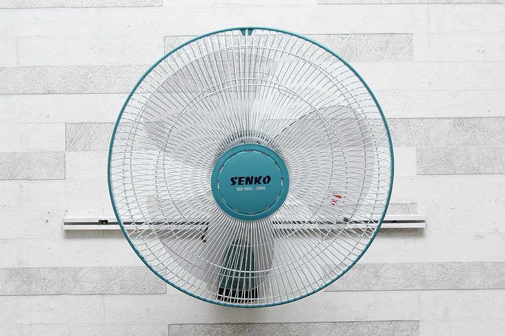 Quạt treo tường Senko TR828 Màu Cốm