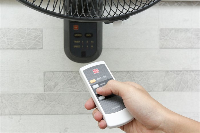 Quạt treo tường KDK 3 cánh M40M 51W Màu Đen