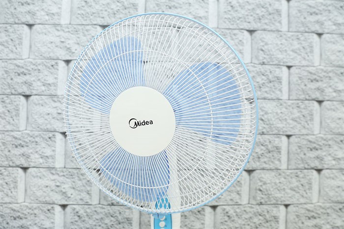 Quạt đứng Midea FS40-11V Màu Trắng