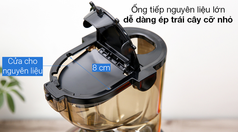 Máy ép chậm Kangaroo KG200SJ - Ống tiếp nguyên liệu lớn 8 cm dễ dàng ép trái cây như: nho, dâu tây,...