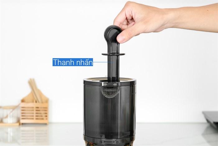 Máy ép chậm Comet CM9616 Màu Đen