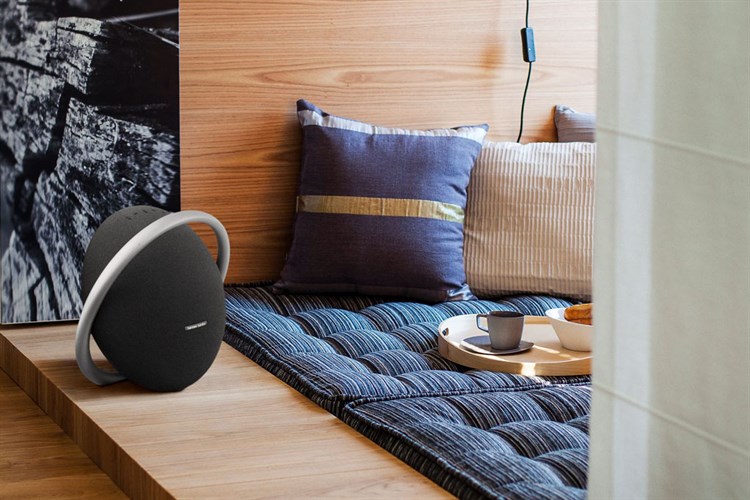 Loa Bluetooth Harman Kardon Onyx Studio 8 Màu Đen
